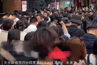 「直播吧在现场」来自辽宁的球迷：总花费接近8千，蹲一天蹲到C罗